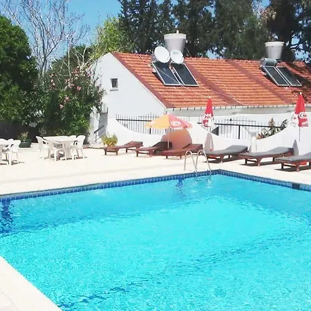 מלון Holiday Village Rose Gardens