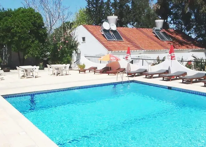 מלון Holiday Village Rose Gardens