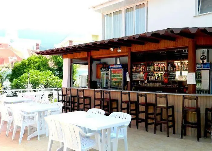 Holiday Village Rose Gardens מלון 3*